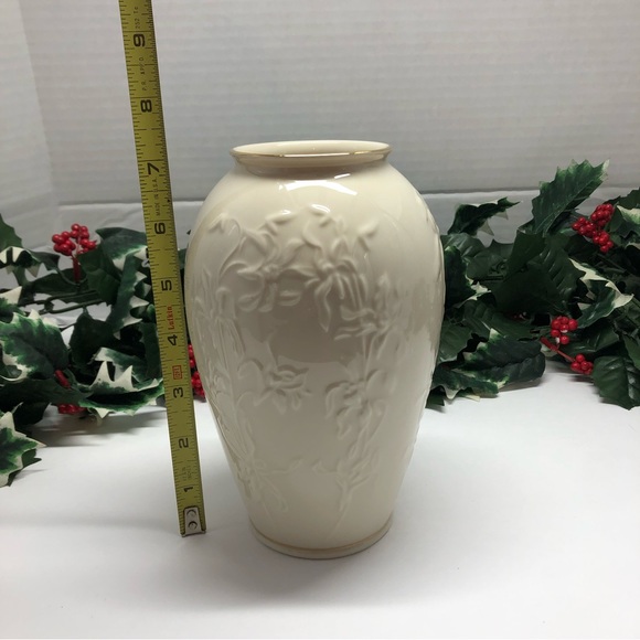 Lenox Ivory Porcelain 7.25”H Vase With Embossed Iris Flowers Good Trim EUC USA - Picture 7 of 9